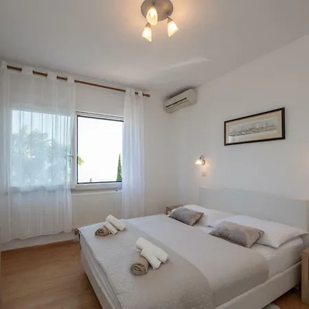 Apartment Villa Tomic Apartment Mia Near The Sea