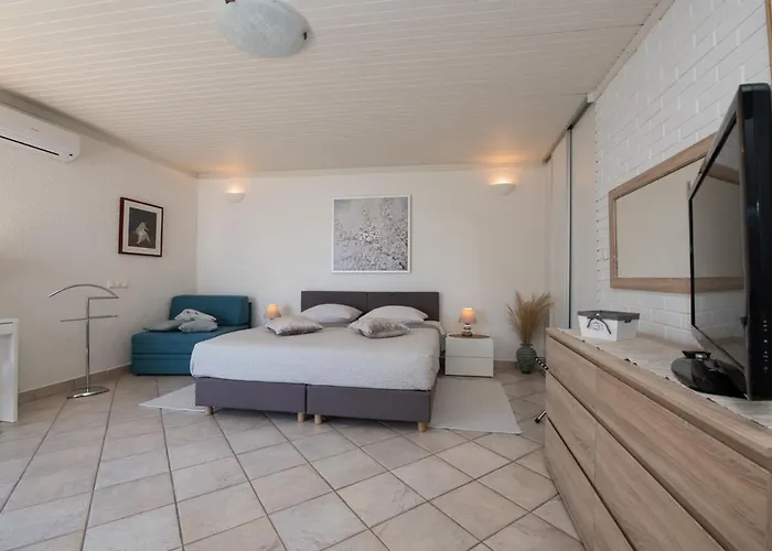 Tomic Mia Near The Sea Apartman